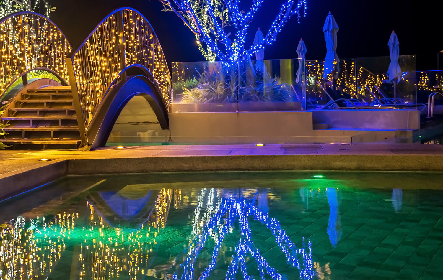Entertaining Poolside This Holiday Season